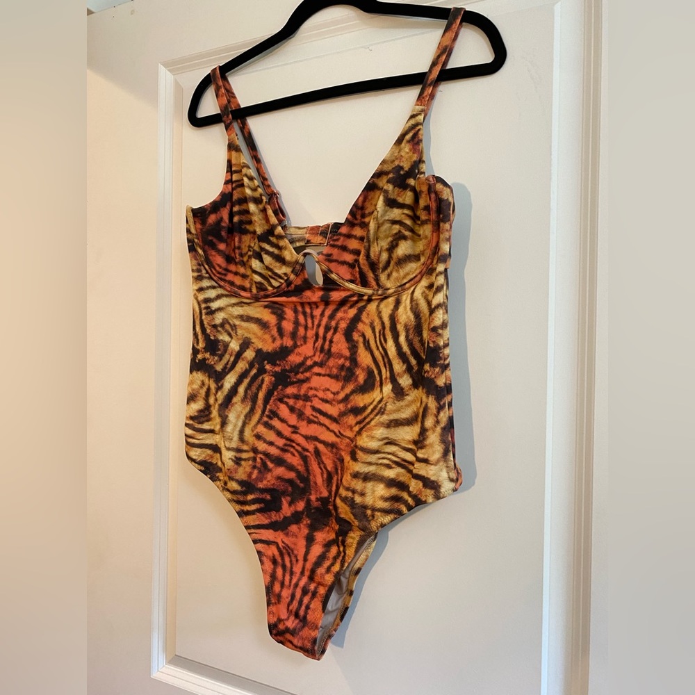 Tiger print underwire one piece swimsuit size 36 DD